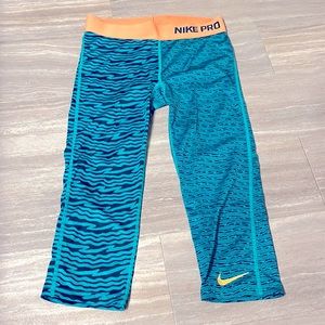 Nike Girls Lightweight Capri Workout Legging